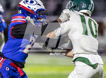 Thumbnail 3 in Dickinson vs. Strake Jesuit (UIL 6A D1 Football Regional Semifinal) photogallery.