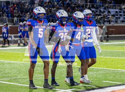 Thumbnail 1 in Dickinson vs. Strake Jesuit (UIL 6A D1 Football Regional Semifinal) photogallery.