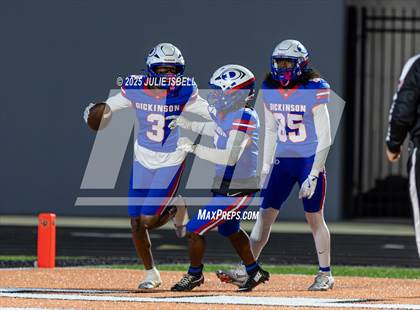 Thumbnail 2 in Dickinson vs. Strake Jesuit (UIL 6A D1 Football Regional Semifinal) photogallery.