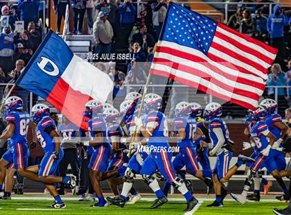 Thumbnail 3 in Dickinson vs. Strake Jesuit (UIL 6A D1 Football Regional Semifinal) photogallery.