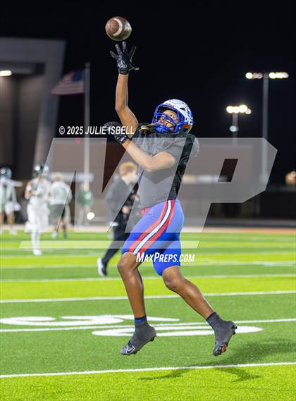 Thumbnail 2 in Dickinson vs. Strake Jesuit (UIL 6A D1 Football Regional Semifinal) photogallery.