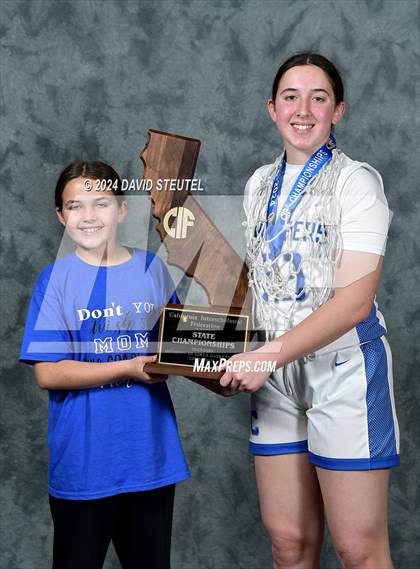 Thumbnail 2 in Caruthers (CIF State D3 Awards) photogallery.