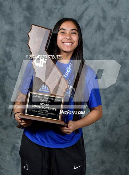 Thumbnail 1 in Caruthers (CIF State D3 Awards) photogallery.