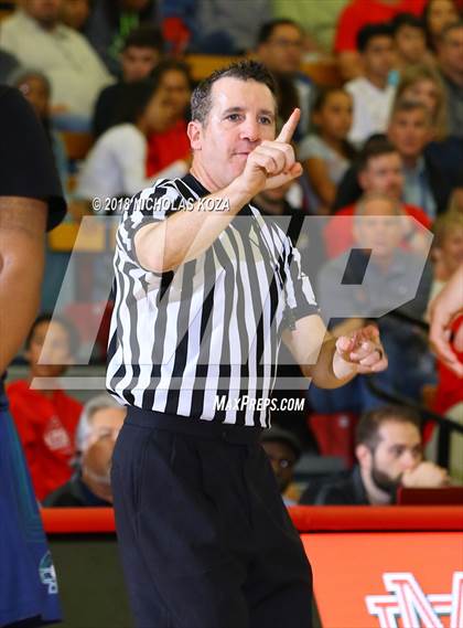 Thumbnail 2 in Chino Hills vs. Mater Dei (Nike Extravaganza) photogallery.