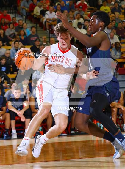Thumbnail 1 in Chino Hills vs. Mater Dei (Nike Extravaganza) photogallery.