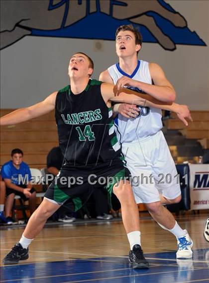 Thumbnail 3 in Dana Hills vs. Thousand Oaks (MaxPreps Holiday Classic) photogallery.