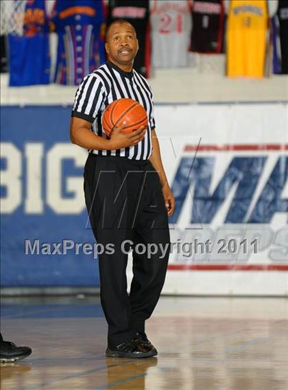 Thumbnail 1 in Dana Hills vs. Thousand Oaks (MaxPreps Holiday Classic) photogallery.