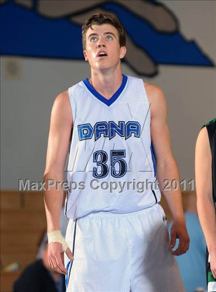 Thumbnail 3 in Dana Hills vs. Thousand Oaks (MaxPreps Holiday Classic) photogallery.