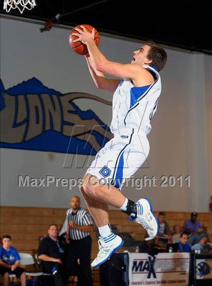 Thumbnail 2 in Dana Hills vs. Thousand Oaks (MaxPreps Holiday Classic) photogallery.