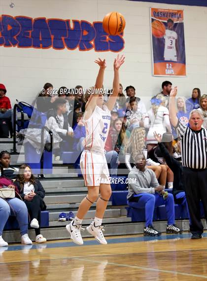 Thumbnail 3 in Chilton County vs Thorsby (Chilton County Tournament) photogallery.