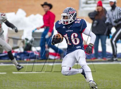Thumbnail 2 in Ryan vs. Cedar Hill (UIL 5A D2 Quarterfinal) photogallery.