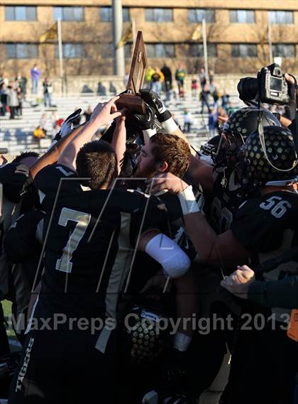 Thumbnail 2 in Blue Valley vs. South (KSHSAA Class 5A Final) photogallery.