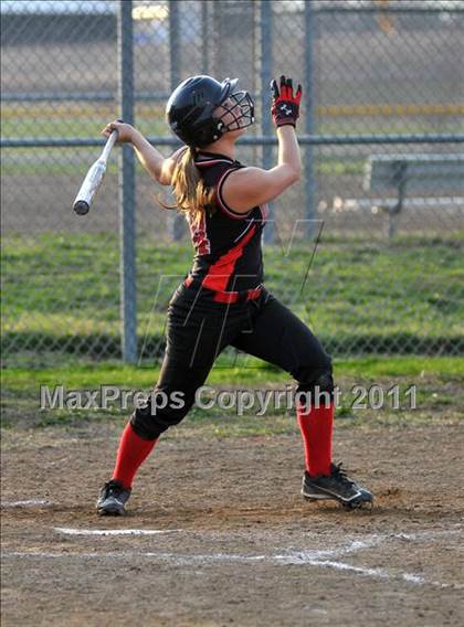 Thumbnail 3 in DuQuoin vs Mt. Vernon (Jefferson County Invitational) photogallery.