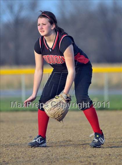 Thumbnail 3 in DuQuoin vs Mt. Vernon (Jefferson County Invitational) photogallery.