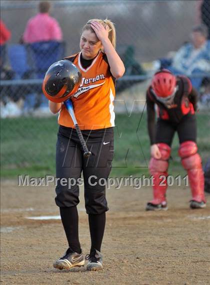Thumbnail 2 in DuQuoin vs Mt. Vernon (Jefferson County Invitational) photogallery.