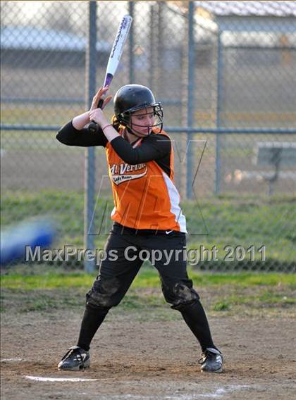 Thumbnail 2 in DuQuoin vs Mt. Vernon (Jefferson County Invitational) photogallery.