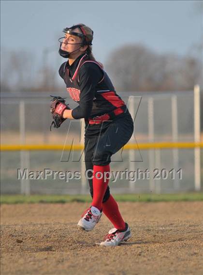 Thumbnail 2 in DuQuoin vs Mt. Vernon (Jefferson County Invitational) photogallery.