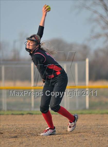 Thumbnail 1 in DuQuoin vs Mt. Vernon (Jefferson County Invitational) photogallery.