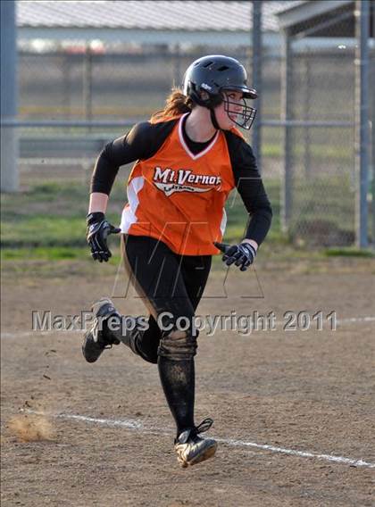 Thumbnail 2 in DuQuoin vs Mt. Vernon (Jefferson County Invitational) photogallery.