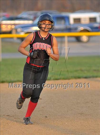 Thumbnail 3 in DuQuoin vs Mt. Vernon (Jefferson County Invitational) photogallery.