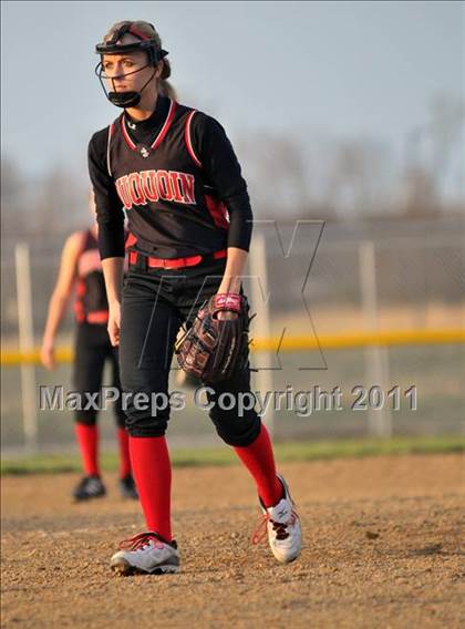 Thumbnail 2 in DuQuoin vs Mt. Vernon (Jefferson County Invitational) photogallery.