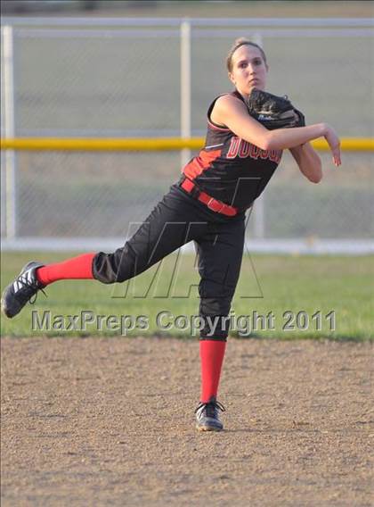 Thumbnail 3 in DuQuoin vs Mt. Vernon (Jefferson County Invitational) photogallery.