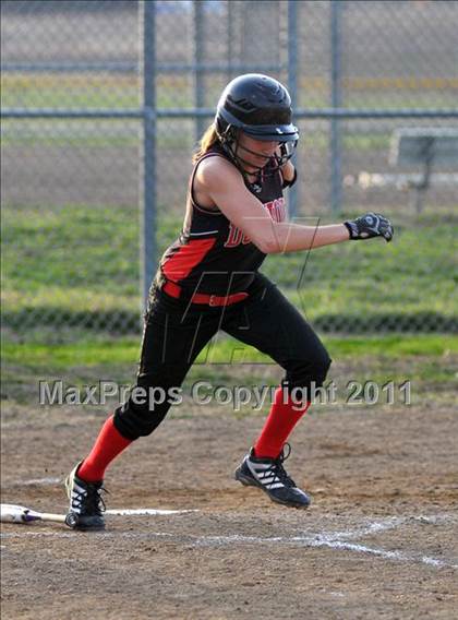 Thumbnail 2 in DuQuoin vs Mt. Vernon (Jefferson County Invitational) photogallery.