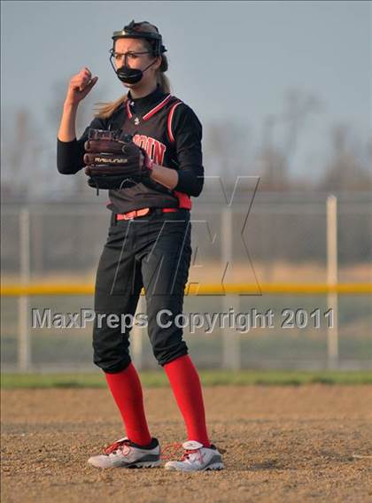Thumbnail 3 in DuQuoin vs Mt. Vernon (Jefferson County Invitational) photogallery.