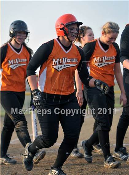 Thumbnail 2 in DuQuoin vs Mt. Vernon (Jefferson County Invitational) photogallery.