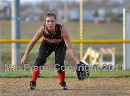 Thumbnail 2 in DuQuoin vs Mt. Vernon (Jefferson County Invitational) photogallery.