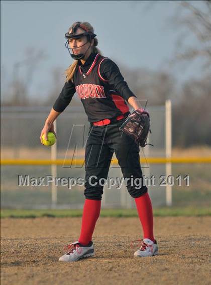 Thumbnail 1 in DuQuoin vs Mt. Vernon (Jefferson County Invitational) photogallery.