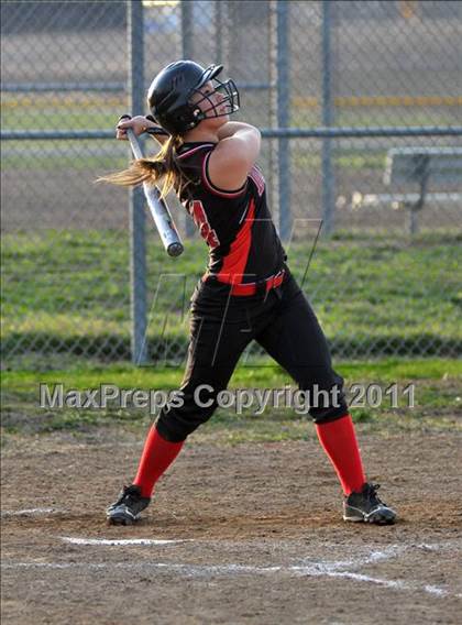 Thumbnail 2 in DuQuoin vs Mt. Vernon (Jefferson County Invitational) photogallery.
