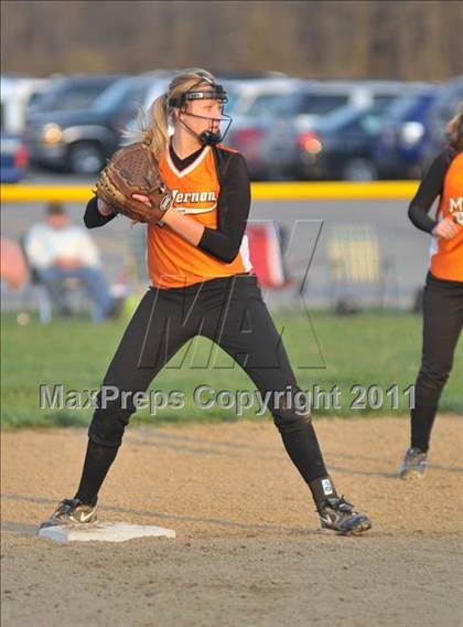 Thumbnail 1 in DuQuoin vs Mt. Vernon (Jefferson County Invitational) photogallery.