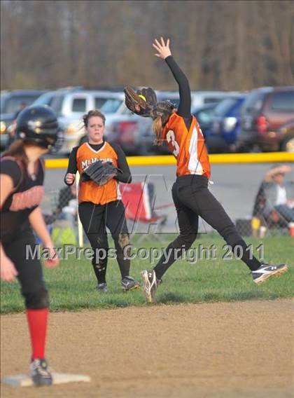 Thumbnail 3 in DuQuoin vs Mt. Vernon (Jefferson County Invitational) photogallery.