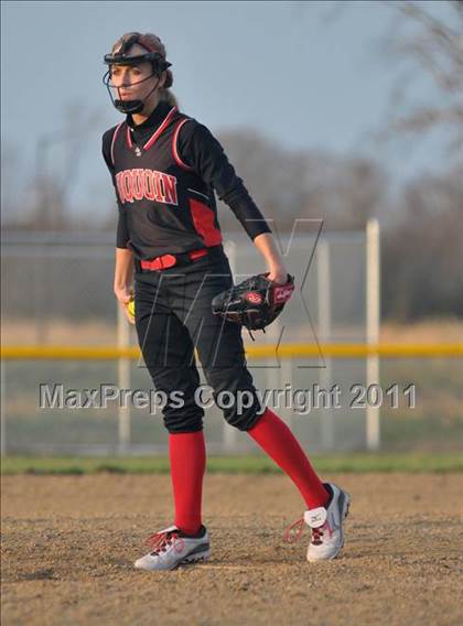 Thumbnail 3 in DuQuoin vs Mt. Vernon (Jefferson County Invitational) photogallery.