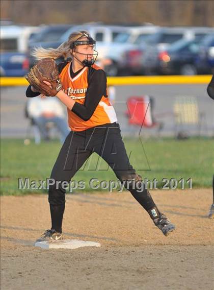 Thumbnail 3 in DuQuoin vs Mt. Vernon (Jefferson County Invitational) photogallery.