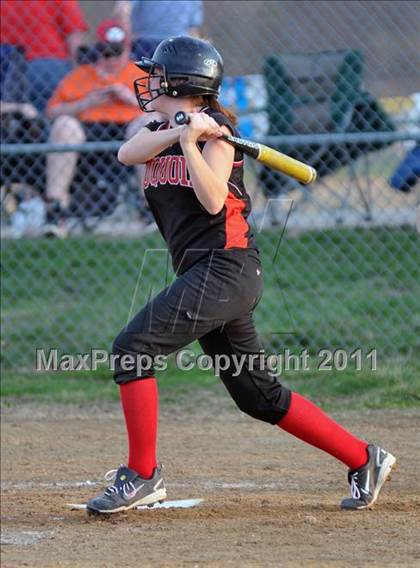 Thumbnail 2 in DuQuoin vs Mt. Vernon (Jefferson County Invitational) photogallery.