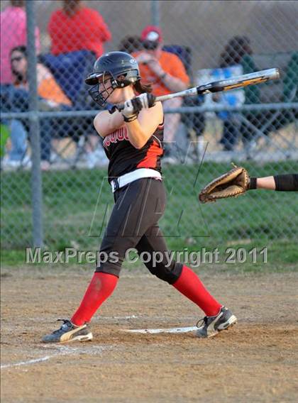 Thumbnail 2 in DuQuoin vs Mt. Vernon (Jefferson County Invitational) photogallery.