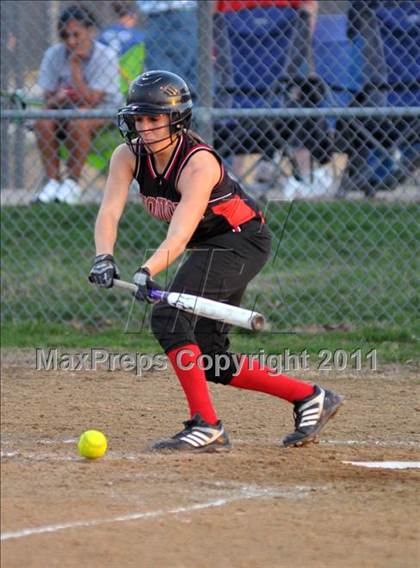 Thumbnail 3 in DuQuoin vs Mt. Vernon (Jefferson County Invitational) photogallery.