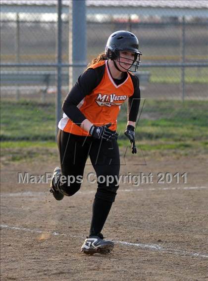 Thumbnail 1 in DuQuoin vs Mt. Vernon (Jefferson County Invitational) photogallery.