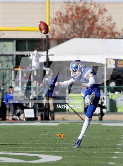 Thumbnail 3 in Serra vs. Sierra Canyon (CIF State Division 2A Final) photogallery.