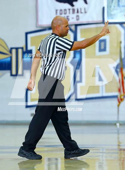 Thumbnail 2 in Loyola vs. Los Alamitos (St. John Bosco-Gahr Classic) photogallery.