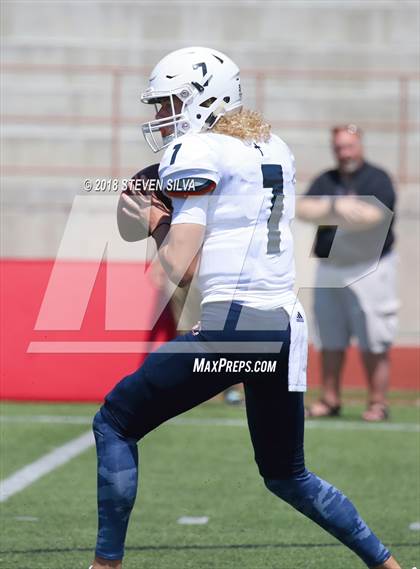 Thumbnail 1 in Eastside Catholic vs. Oaks Christian (Honor Bowl) photogallery.