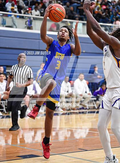 Thumbnail 1 in Washington vs Center (UIL 4A Reg III Semifinal) photogallery.