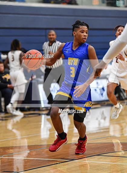 Thumbnail 2 in Washington vs Center (UIL 4A Reg III Semifinal) photogallery.