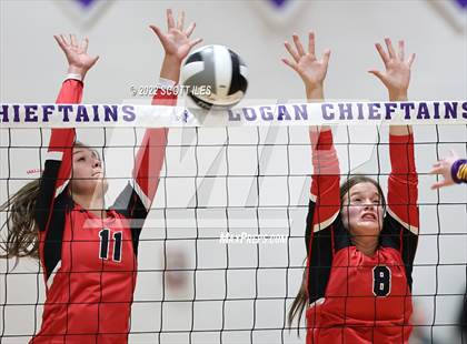 Thumbnail 2 in Unioto vs. Circleville (OHSAA D2 District) photogallery.