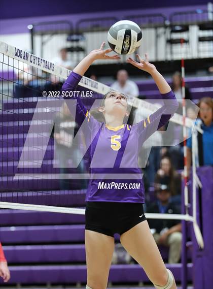 Thumbnail 2 in Unioto vs. Circleville (OHSAA D2 District) photogallery.