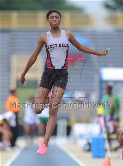 Thumbnail 2 in NCHSAA 4A Track and Field Championships photogallery.