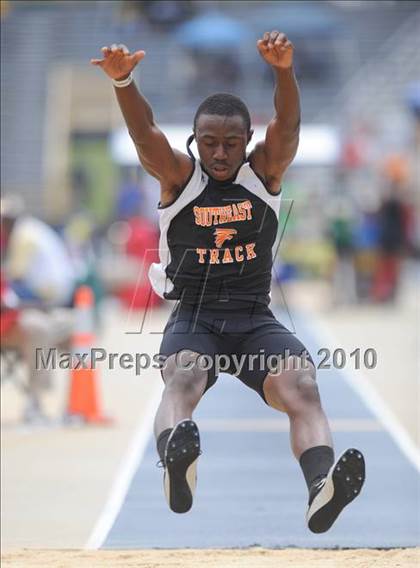 Thumbnail 2 in NCHSAA 4A Track and Field Championships photogallery.