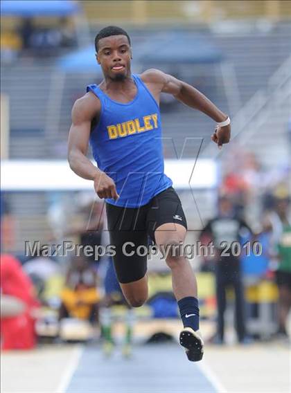 Thumbnail 2 in NCHSAA 4A Track and Field Championships photogallery.